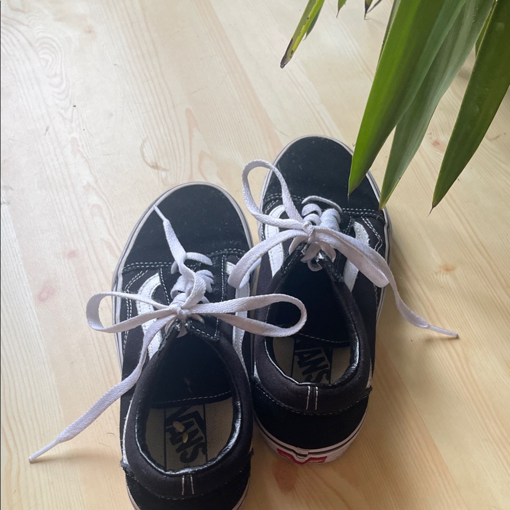 Black and white vans for sale. Size: woman’s 6